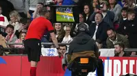 Wasit Andreas Ekberg memeriksa VAR sebelum memberikan penalti kepada Inggris saat melawan Swiss pada pertandingan uji coba di Stadion Wembley, London, Inggris, 26 Maret 2022. Inggris menang 2-1. (AP Photo/Alastair Grant)