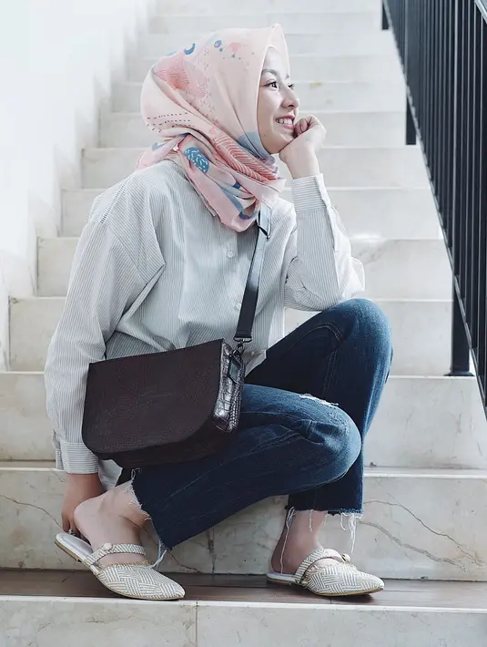 Cukup simple dan tidak berlebihan, begini model hijab persegi yang dipakai Natasha Rizky sehari-hari. Seperti di foto ini, Natasha hanya menyematkan jarum atau peniti di bawah dagu dan mengikat ujung hijabnya di belakang. (Instagram/natasharizkynew)