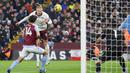 Pemain Manchester City, Erling Haaland, berusaha mencetak gol ke gawang Aston Villa pada laga lanjutan pekan ke-15 Premier League di Stadion Villa Park, Kamis (07/12/2023). Hasil tersebut membuat The Citizens memiliki 30 poin setelah 15 pertandingan, berjarak enam poin di belakang pemuncak klasemen Arsenal. (AFP/Adrian Dennis)