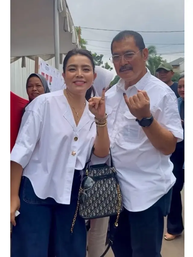 6 Momen Mayangsari ke TPS Bareng Bambang Trihatmodjo, Serasi Pakai Kemeja Putih