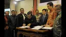 Jaksa Agung HM Prasetyo menandatangani MoU dalam pembukaan  Seminar Sehari bertajuk Outlook penegakan hukum 2014 dan Upaya perbaikan kinerja di tahun 2015, di Ruang Nusantara lV DPR RI, Jakarta, (22/01). (Liputan6.com/Andrian M Tunay)