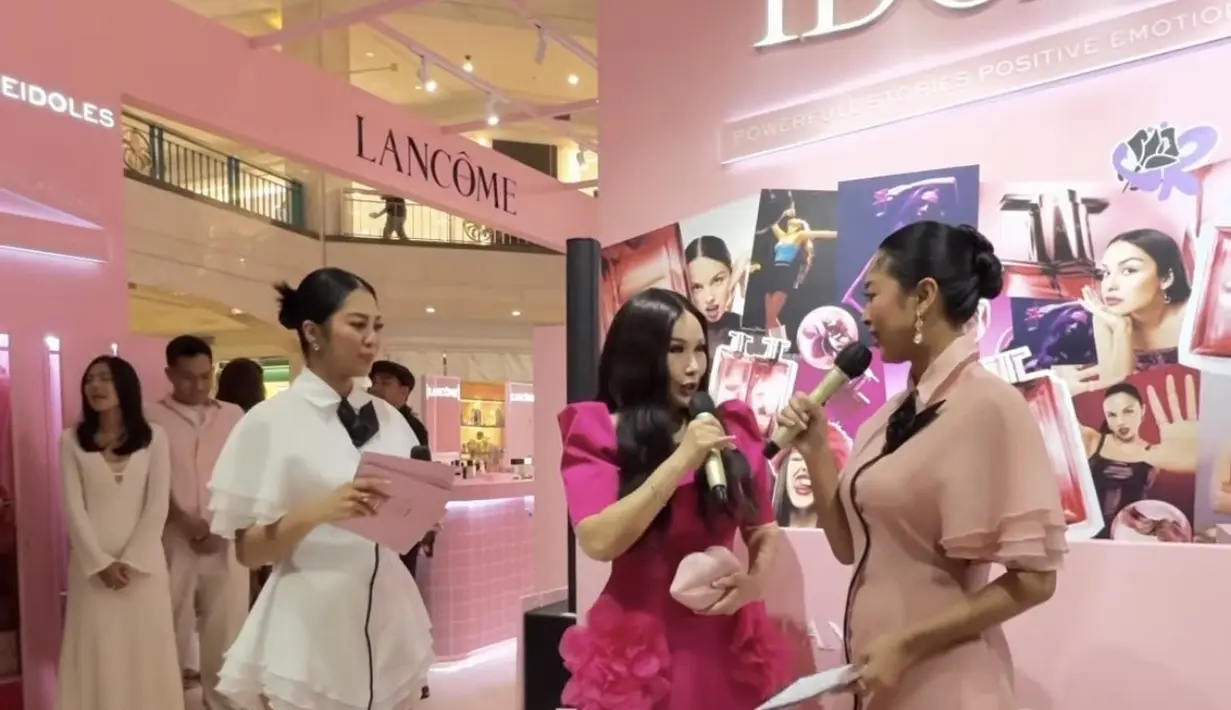Titi DJ juga hadir, ia lebih memilih mengenakan dress panjang fuschia dengan aksen bunga besar di bagian rok. Ia pun membawa clutch pink bentuk bibir. [@mariarahajeng]