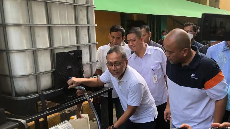 Menteri Perdagangan (Mendag) Zulkifli Hasan meninjau sejumlah titik penjualan minyak goreng curah rakyat (MGCR) yang berada di Pasar Kramat Jati, Jakarta Timur, Sabtu,(25/6/2022), pagi.