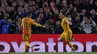 Bomber Barcelona, Luis Suarez (kanan) dan rekannya, Neymar, merayakan gol ke gawang Atletico Madrid, pada Leg 1 Babak Perempat Final Liga Champions 2015-2016, di Estadio Camp Nou, Rabu (6/4/2016) dini hari WIB. Barcelona unggul 2-1.  (Reuters/Sergio Perez