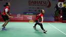 Pebulu tangkis ganda putri Indonesia Lanny Tia Mayasari/Ribka Sugiarto saat bertanding melawan ganda putri India Tanisha Crasto/Ashwini pada babak 16 besar Daihatsu Indonesia Masters 2023 di Istora Senayan, Jakarta, Kamis (26/1/2023). Pasangan Lanny/Ribka terhenti di babak 16 besar Indonesia Masters 2023 dengan skor 19-21, 21-18, dan 23-21. (Liputan6.com/Herman Zakharia)