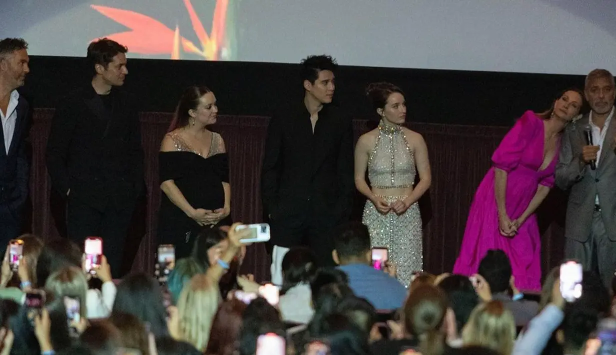 Keseruan premier Ticket to Paradise yang digelar di Regency Village Theatre pada Senin (17/10/2022) juga terlihat di akun Instagram milik Maxime. Bahkan, penampilan para pemain dalam film tersebut juga banjir pujian. (Liputan6.com/IG/@bouttier_maxime)