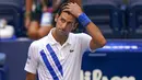 Petenis Serbia, Novak Djokovic, tampak kecewa usai didiskualifikasi pada AS Terbuka di Flushing Meadows, Senin (7/9/2020). Djokovic didiskualifikasi karena memukulkan bola tenis ke arah hakim garis. (AP/Seth Wenig)