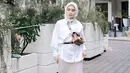 Lesti Kejora menjadi salah satu dangdut yang mematahkan stigma jika dangdut harus berpenampilan seksi. Lesti kerap tampil santun dengan hijabnya. Ia pun tampil kasual mengenakan kemeja oversize dengan long skirt, dengan aksesori belt Gucci dan slingbag. @lestykejora