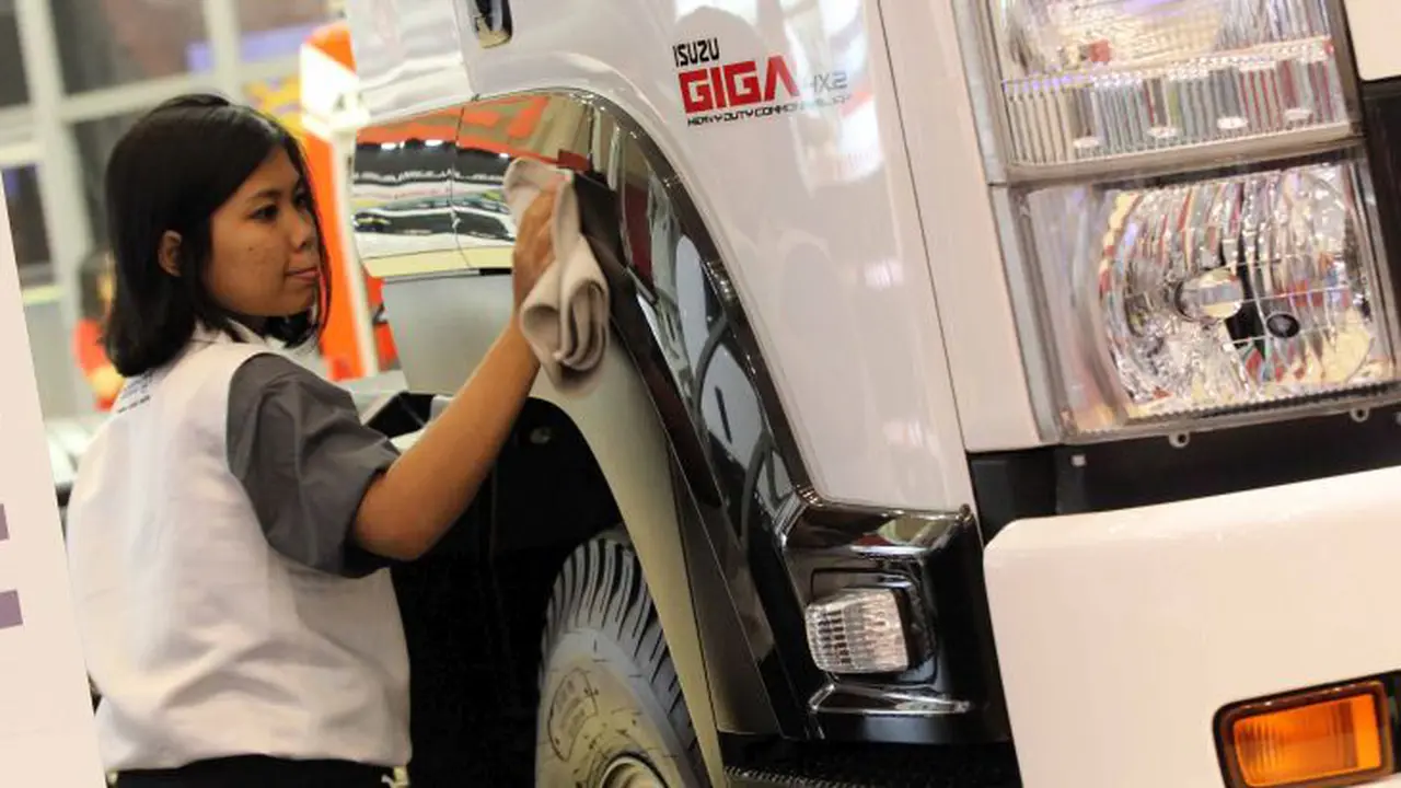 Bersih-bersih Truk Isuzu