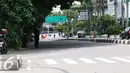 Personil kepolisian berjaga di sekitar lokasi pengeboman, Jakarta, Kamis, (14/1/2016). Beberapa ledakan dan suara senjata api terjadi di pusat ibukota Indonesia, Polisi mencurigai seorang melakukan aksi bom bunuh diri. (Liputan6.com/Yudha Gunawan)