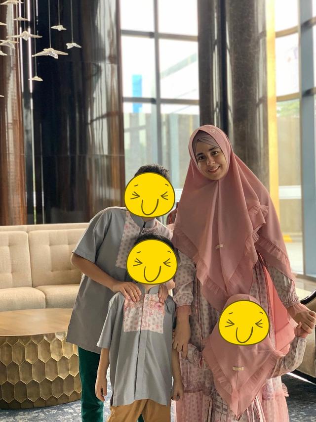 Tak Ingin Bahas Suami, Ini 6 Potret Risty Tagor Asuh Ketiga Anaknya