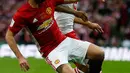 Gelandang Manchester United, Juan Mata berebut bola dengan bek Southampton, Ryan Bertrand pada final Piala Liga Inggris di Stadion Wembley, London, (27/2). MU menang atas Southampton dengan skor 3-2. (AFP Photo / Ian Kington)