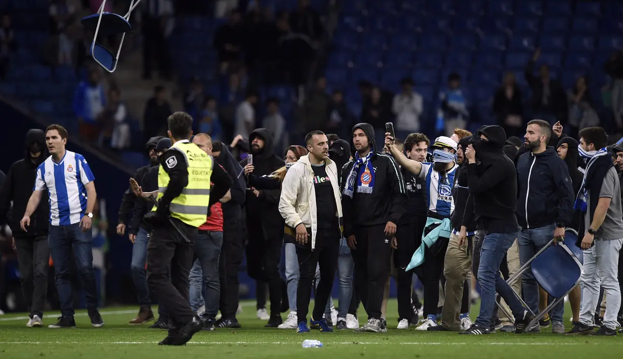 <p>Pemain Barcelona harus menunda perayaan gelar juara La Liga 2022/2023 yang mereka lakukan di lapangan RCDE Stadium. (Photo by Josep LAGO / AFP)</p>