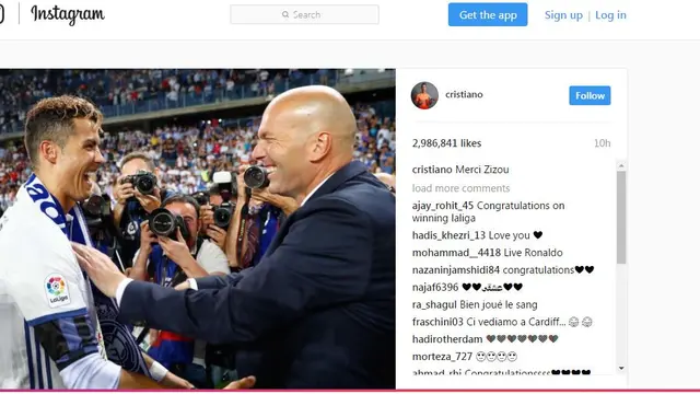 Cristiano Ronaldo tampak bersalaman dengan pelatih Real Madrid, Zinedina Zidane