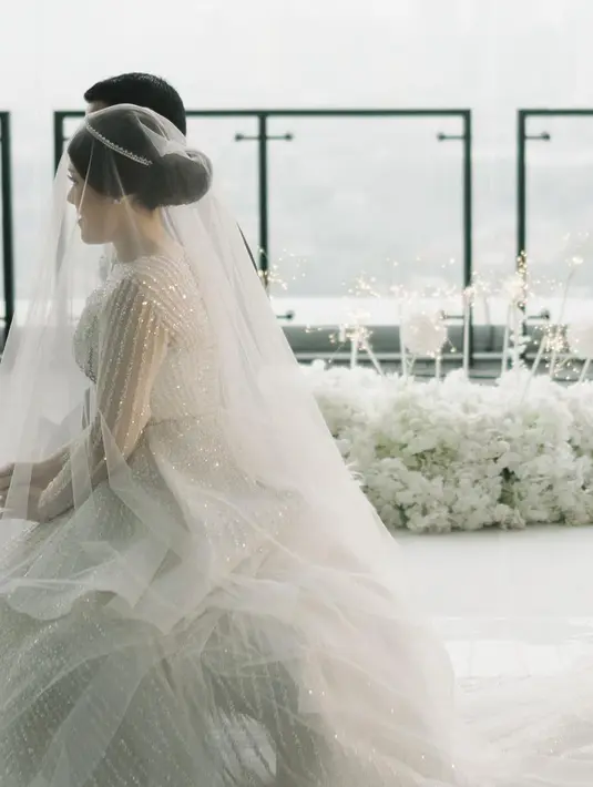 <p>"Meskipun intimate wedding dan bener2 keluarga only tp ak bilang pengen deh tetep mewujudkan impianku pake baju wedding yg ak inginkan , trus ada acara lah minimal sprti yg ak bayangkan meskipun kecil dan intimate," tulisnya. [Instagram/tinatoon101]</p>