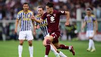 Gelandang Torino, Samuele Ricci (tengah), menggiring bola pada lanjutan Liga Italia melawan Juventus. (MARCO BERTORELLO / AFP)