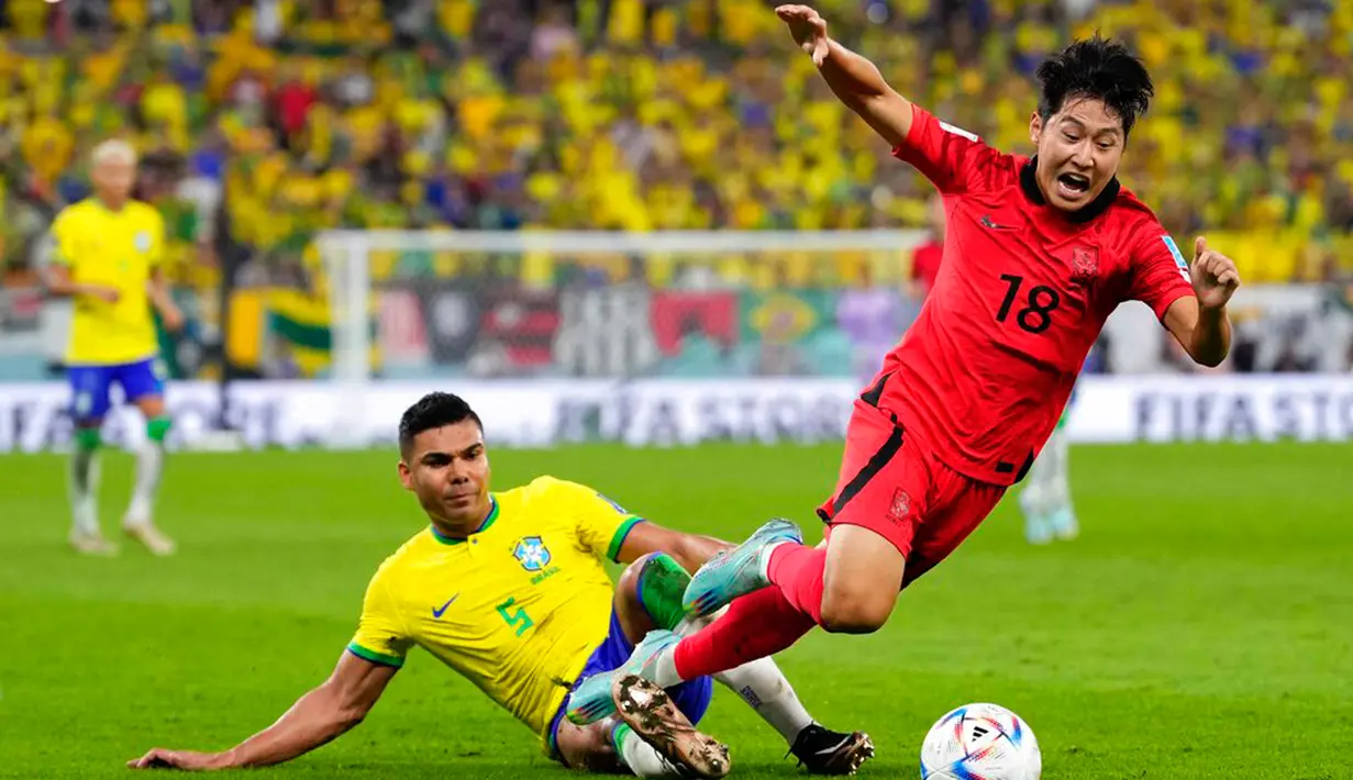 <p>Pemain Casemiro Brasil (kiri) berebut bola dengan pemain Korea Selatan Lee Kang-in pada pertandingan sepak bola babak 16 besar Piala Dunia 2022 di Stadium 974, Doha, Qatar, 5 Desember 2022. Brasil mengalahkan Korea Selatan dengan skor 4-1. (AP Photo/Manu Fernandez)</p>