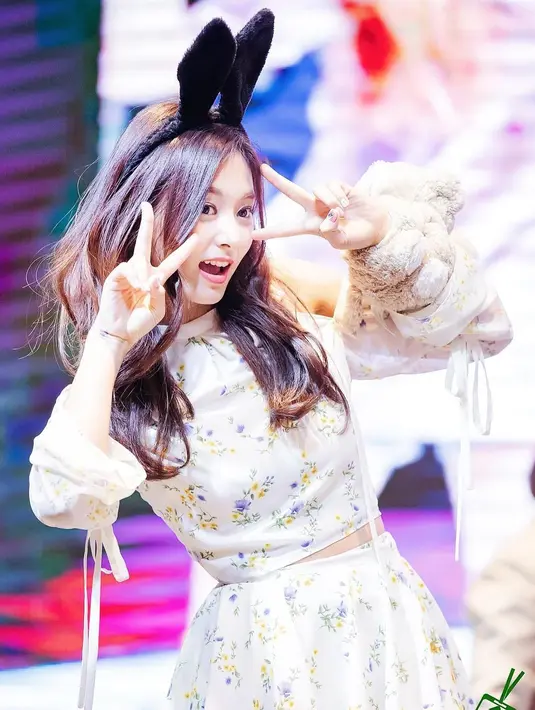 "Aku ingin merubah rasa khawatirku yang berlebihan. Terkadang aku berbicara dengan orangtua saat aku punya masalah, tapi kadang aku mencari waktu sendiri untuk memecahkan masalah," jelasnya. (Foto: instagram.com/queentzuyu)