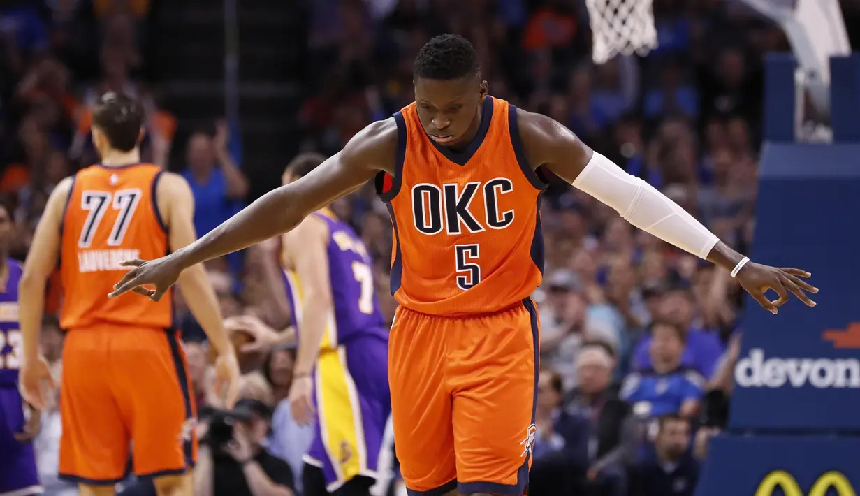 Oklahoma City Thunder guard, Victor Oladipo #5) merayakan tembakan tiga poinnya saat melawan Los Angeles Lakers pada lanjutan NBA basketball game di Oklahoma City, (30/10/2016). Oklahoma City menang 113-96. (AP/Alonzo Adams)