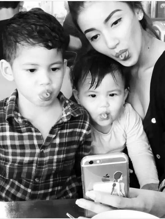 "Terima kasih rik untuk cerita hari ini. Sampai ketemu di ruang sidang. #hariminggu #2april2017 #ceritaseorangibu," tutup dalam curahan hati Tsania Marwa. (dok. Instagram)