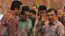 Wapres Jusuf Kalla (kanan)melambaikan tangan kepada awak media saat menghadiri peringatan Hari Konstitusi di Kompleks Parlemen, Senayan, Jakarta, Selasa (18/8/2015). (Liputan6.com/Herman Zakharia)