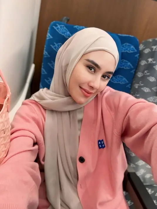 Dalam unggahan di akun Instagram, Syahnaz Sadiqah memang lebih sering terlihat tampil dengan pashmina. Ia pun memilih model hijab yang cukup simpel untuk dipakai sehari-hari.(Liputan6.com/IG/@syahnazs)