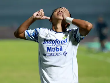 Beckham Nugraha Putra merupakan gelandang muda Persib Bandung yang penuh talenta di BRI Liga 1 2021/2022. Dirinya bahkan mampu melesatkan gol di umurnya yang masih 19 tahun 10 bulan 20 hari saat melawan Bali United. (Bola.com/M. Iqbal Ichsan)