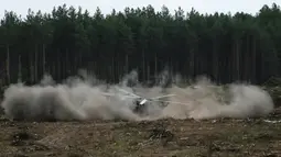 Helikopter Mi-28N tiba-tiba terbang semakin rendah dan menghempas ke tanah saat kompetisi penerbangan militer "Aviadarts" di Dubrovichi, Rusia, Minggu (2/8/2015). Akibat kejadian tersebut, satu dari dua orang pilot tewas. (REUTERS/Maxim Shemetov)