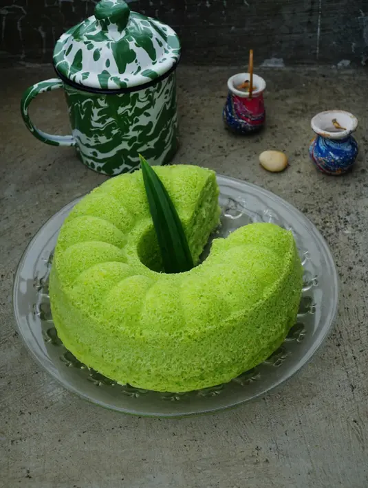 Bolu kukus pandan yang lembut dan tidak seret ini bisa dibuat sendiri dengan mudah di rumah. Gunakan pewarna alami dari daun suji dan daun pandan untuk mendapatkan bolu yang wangi./Copyright shutterstock.com/g/dudi%2Bhernowo