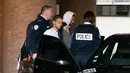 Striker Real Madrid, Karim Benzema meninggalkan gedung pengadilan di Versailles, dekat Paris , Kamis (5/11). Benzema mengakui keterlibatannya dalam kasus pemerasan terhadap Mathieu Valbuena terkait video mesumnya. (AFP PHOTO/Matthieu ALEXANDRE)