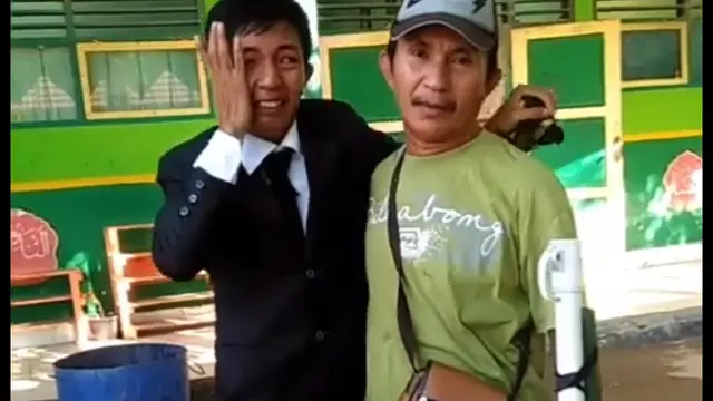 Anang Satria, mahasiswa asal Kolaka meraih sarjana dengan jualan cilok