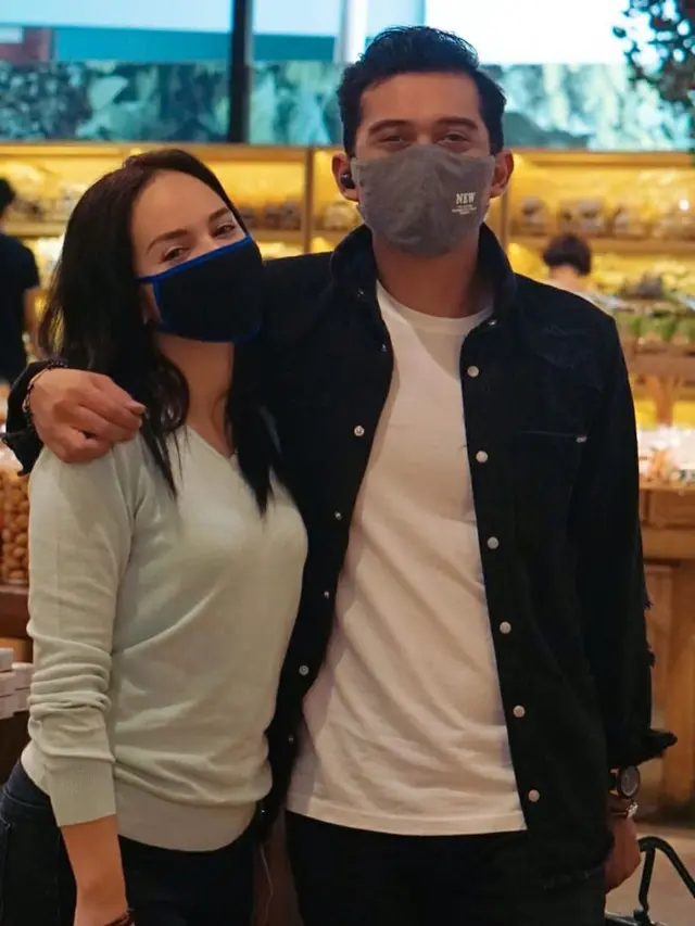 Umumkan Hamil Anak Pertama, Ini 6 Momen Manis Angelica Simperler dan Suami
