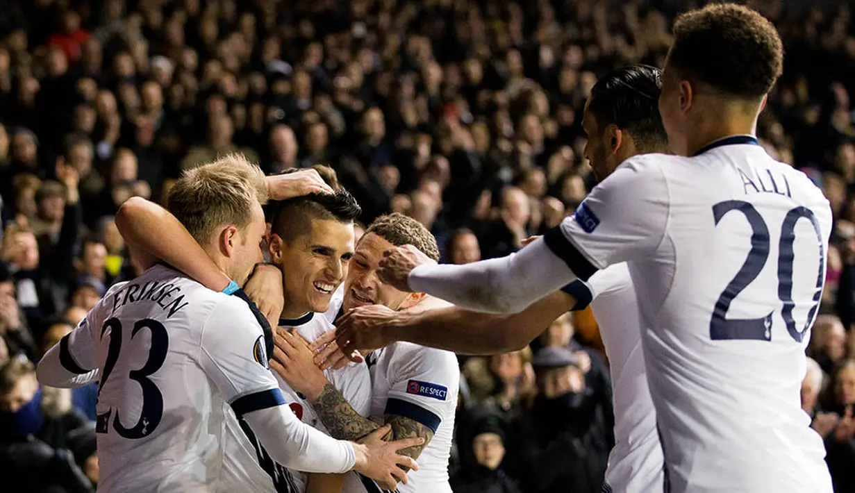 Para pemain Tottenham merayakan keberhasilan Erik Lamela membobol gawang Fiorentina. Tim asal kota London itu berhasil menaklukan wakil Italia 3-0. (EPA/Andrew Cowie)