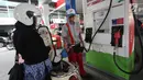 Petugas mengisi Bahan Bakar Minyak (BBM) kedalam tangki kendaraan roda dua di SPBU, Jakarta, Sabtu (5/1/2019). PT Pertamina (Persero) akhirnya menurunkan harga BBM Pertamax Cs per- Sabtu (5/1) pukul 00;00 WIB. (Liputan6.com/Angga Yuniar)