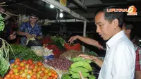 Di pasar Cipanas, Jawa Barat, Jokowi tampak asyik berbelanja sayur, terutama pare yang merupakan sayur favoritnya (Liputan6.com/Herman Zakharia)