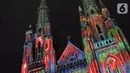 Cahaya warna warni menghiasi Gereja Katedral saat pemutaran video mapping tentang sejarah Kongres Pemuda II , Jakarta, Minggu (27/12/2019). Pemutaran video mapping ini untuk memperingati Hari Sumpah Pemuda ke-91 dan berlangsung hingga 28 Oktober. (Liputan6.com/Helmi Fithriansyah)