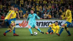 Gelandang Barcelona, Lionel Messi, berusaha melewati kepungan pemain Las Palmas pada laga La Liga Spanyol di Stadion Gran Canaria, Las Palmas, Kamis (1/3/2018). Kedua klub bermain imbang 1-1. (AFP/Desiree Martin)