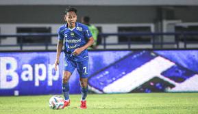 Pemain Persib Bandung, Beckham Putra Nugraha pada laga lanjutan pekan ke-3 BRI Liga 1 2023/2024 antara Persib Bandung melawan Dewa United FC di Stadion Gelora Bandung Lautan Api (GBLA), Bandung, Jumat (14/07/2023). (Bola.com/Bagaskara Lazuardi)