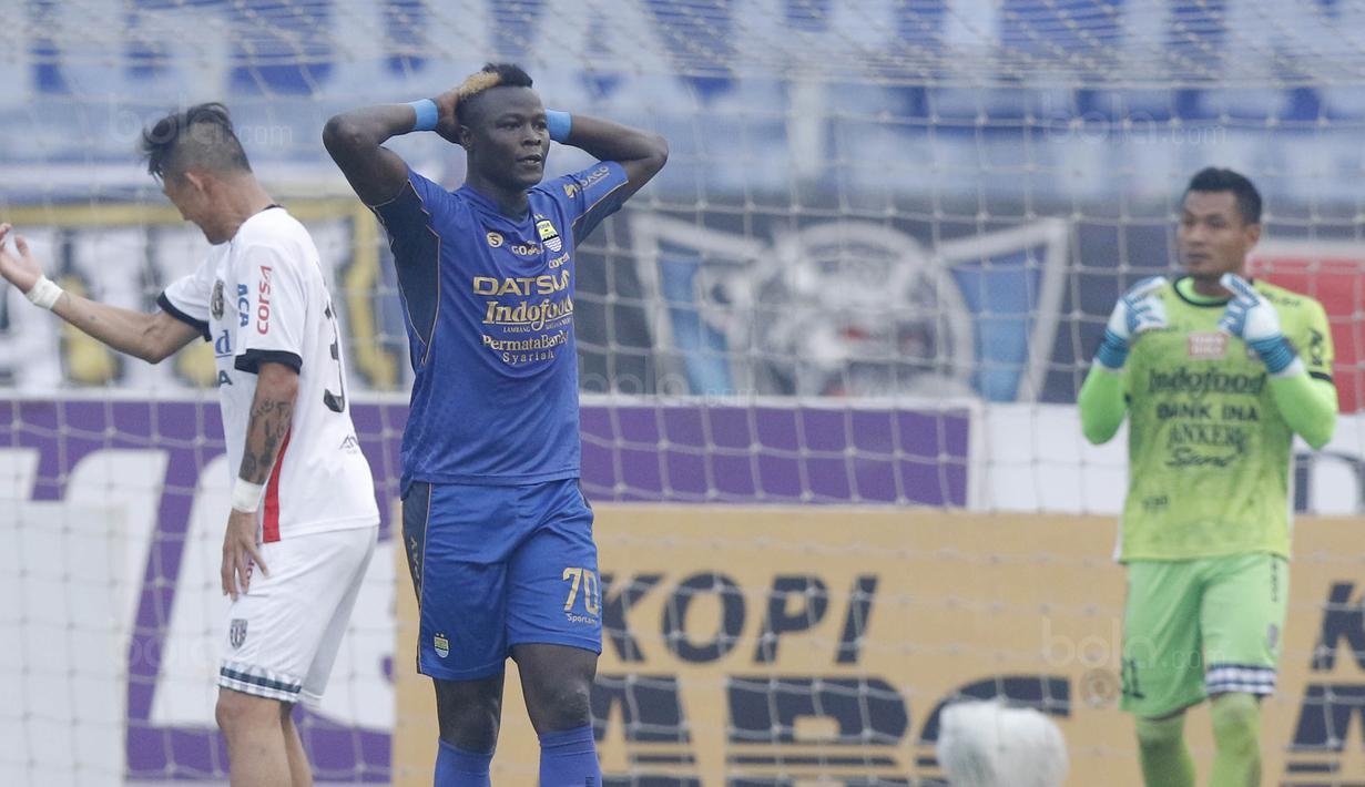 Striker Persib, Ezechiel N'Douassel, tampak kecewa gagal membobol gawang Bali United pada laga Liga 1 Indonesia di Stadion Si Jalak Harupat, Bandung, Kamis, (21/9/2017). Kedua klub bermain imbang 0-0. (Bola.com/M Iqbal Ichsan)
