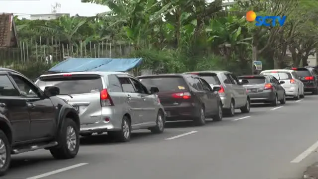 Kemacetan menuju kawasan Lembang, Bandung Barat, Jawa Barat, Selasa, 27 Juni 2017 siang semakin parah. 