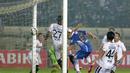 Tantan (tengah) saat mencetak golnya ke gawang Bali United pada laga semifinal orabika Bhayangkara Cup 2016 di Stadion Si Jalak Harupat, Bandung, Rabu (30/3/2016). (Bola.com/NIcklas Hanoatubun)