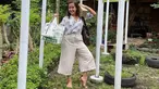 Hamil di usia 43 tahun, Widi Mulia tetap bahagia menyambut anak keempatnya. Pada momen Lebaran kemarin, istri Dwi Sasono ini sempat mudik ke Yogyakarta. Ia bahkan berpose sambil memanggul oleh-oleh dengan pakaian sederhana dan tanpa menggunakan alas kaki. (Liputan6.com/IG/@widimulia)