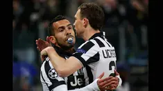 Penyerang Juventus, Carlos Tevez (kiri) memeluk Stephan Lichtsteiner usai mencetak gol saat laga melawan Borussia Dortmund di 16 besar Liga Champions (leg 1) di Stadion Juventus, Turin, Italia, (24/2/2015). (AFP PHOTO/GIUSEPPE CACACE)