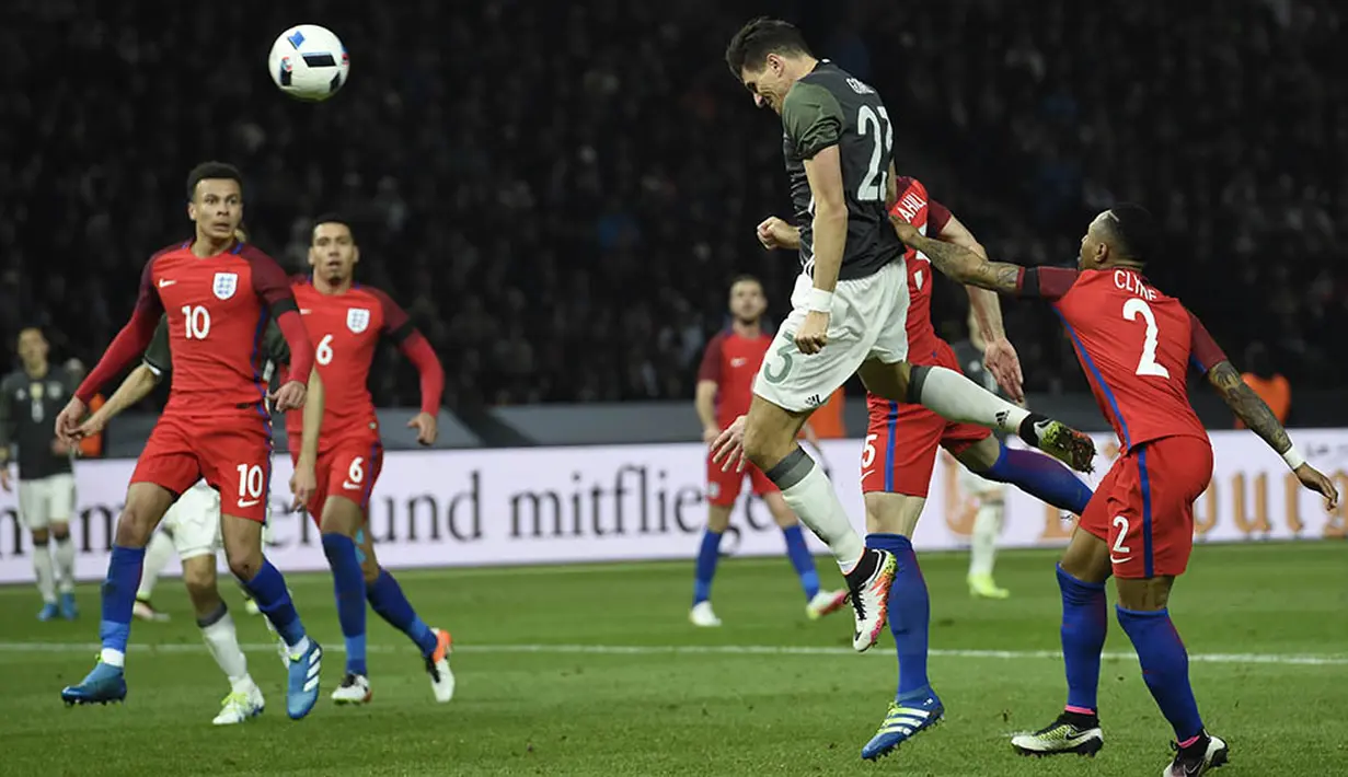 Proses gol striker Jerman, Mario Gomez, ke gawang Inggris pada laga persahabatan di Olympiastadion, Berlin, Sabtu (26/3/2016). Dua gol Jerman dicetak oleh Toni Kross dan Mario Gomez. (AFP/Odd Andersen) 