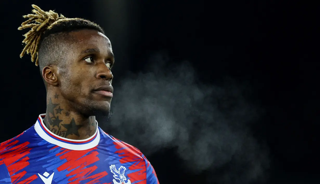 Pemain Crystal Palace, Wilfried Zaha, saat melawan Manchester United pada laga Liga Inggris di Stadion Selhurst Park, (18/1/2023). Kontrak Zaha di Crystal Palace akan habis pada akhir musim nanti. Mantan pemain MU tersebut dikabarkan berniat meninggalkan Selhurst Park karena ingin bermain di klub yang lebih besar.  (AFP/Adrian Dennis)