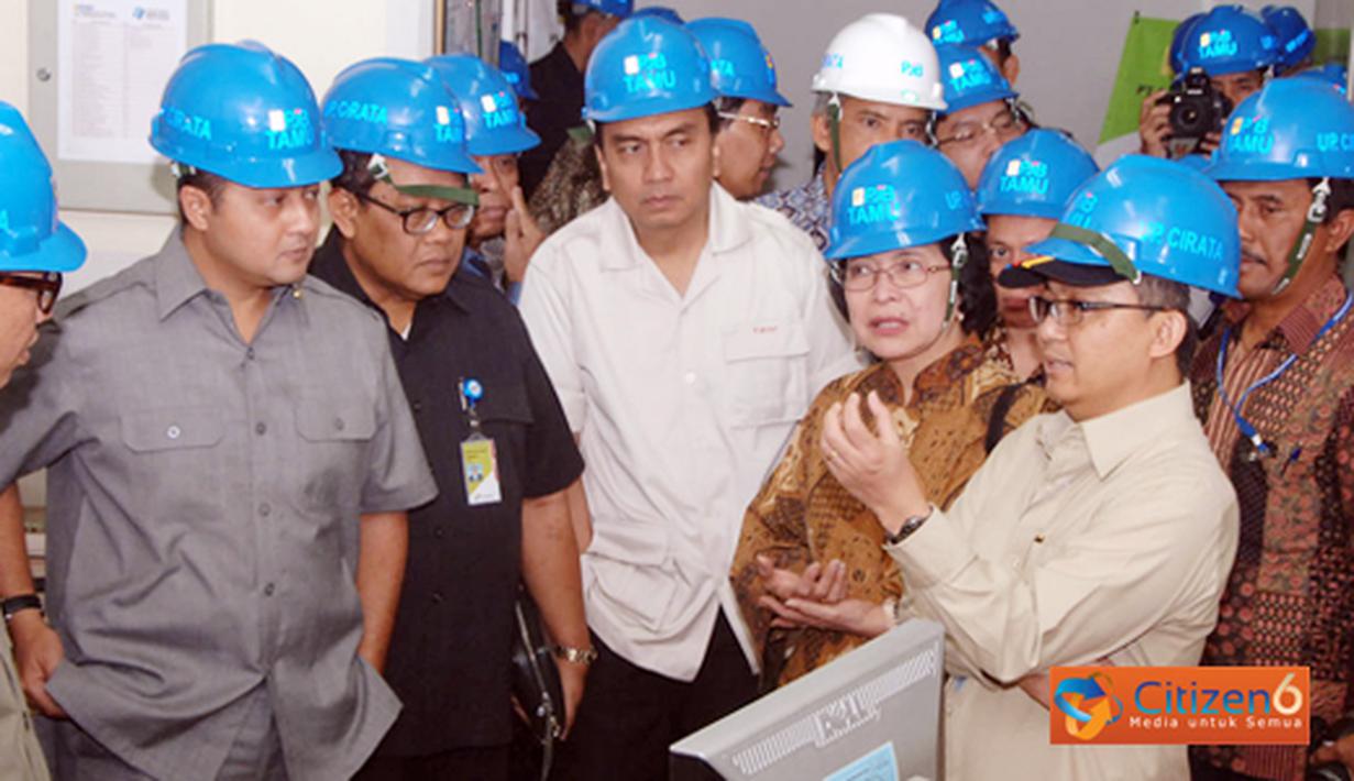 Menteri ESDM, Darwin Zahedy Saleh mengunjungi PLTA Cirata untuk melihat kesediaan pasokan listrik saat lebaran nanti pada, Jumat (26/8).