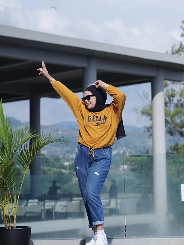 Elly Sugigi (https://www.instagram.com/p/CZJvEguJBgk/)