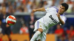 Javier Saviola - Bomber lincah ini tampil memukau ketika berseragam Barcelona. Bahkan ia sempat disejajarkan dengan penyerang terbaik dunia kala itu. Namum Saviola gagal bersinar saat bersama Real Madrid, ia mencatatkan 17 kali penampilan dengan empat gol selama dua tahun. (AFP/Philippe Desmazes)