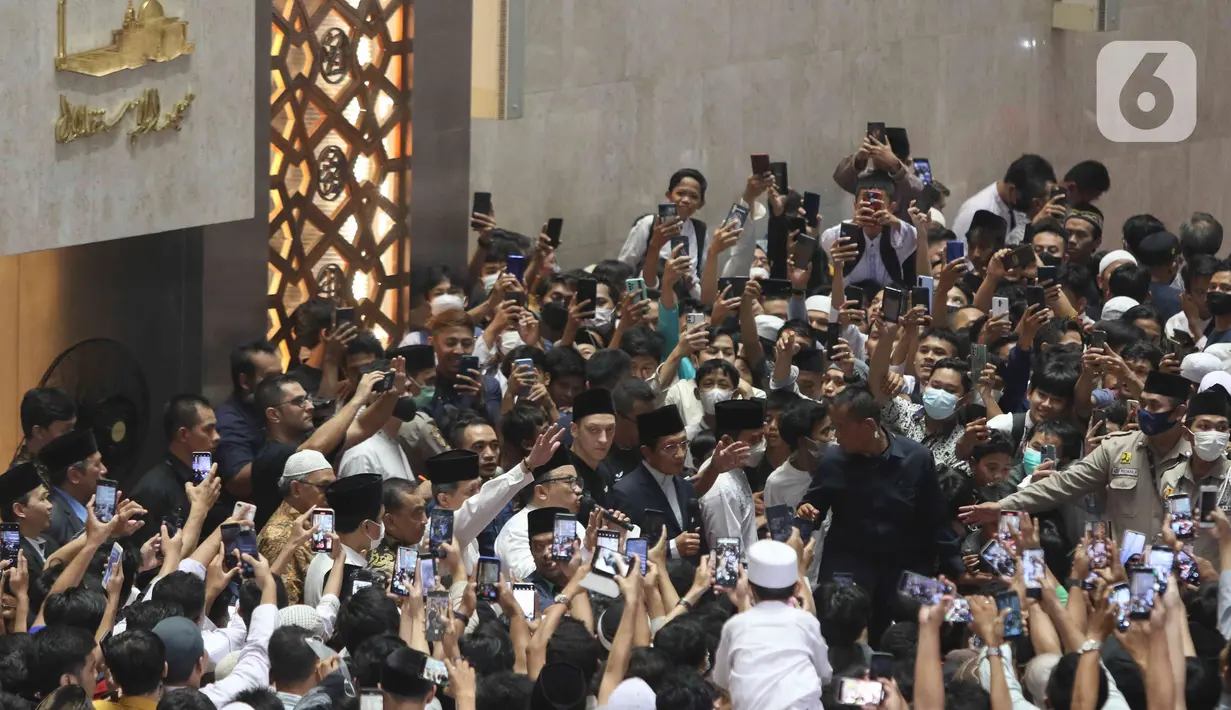 Mantan pesepakbola Timnas Jerman Mesut Ozil usai melaksanakan Sholat Jumat di Masjid Istiqlal, Jakarta, Jumat (27/5/2022). Dalam kunjungannya ke Indonesia, mantan pesepakbola Timnas Jerman tersebut menyempatkan Sholat Jumat di Masjid Istiqlal. (Liputan6.com/Herman Zakharia)
