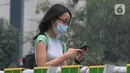 Bukan karena penularan Covid-19 yang naik lagi, tapi ada himbauan untuk memakai masker di luar ruangan ini dilakukan guna menghindari dampak buruk polusi udara ibu kota. (merdeka.com/imam buhori)